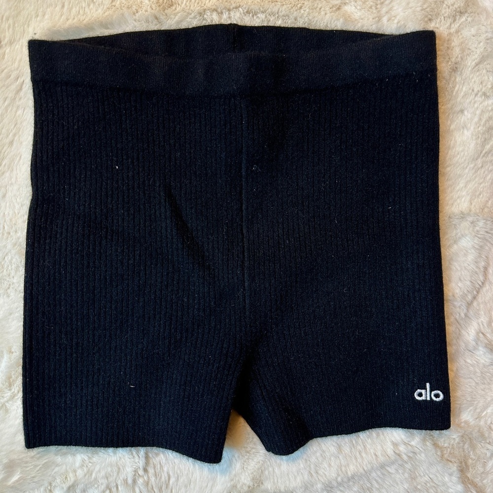 ALO Yoga Cashmere Shorts. Never worn Size Small